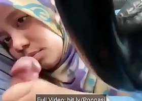 Indonesia Hijab Isap Kontol Dalam Mobil