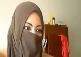 Big Arab GF plays with respect to say no to knockers and pussy