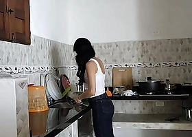 ME FOLLE A MI MUJER MIENTRAS ARREGLABA LA COCINA