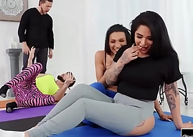 Yoga instructor barebacks tgirls Jessy Dubai helter-skelter an increment be advisable for Jane Marie