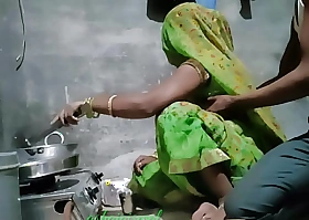 देसी इंडियन भाभी को रसोई में रोटी बना रही थीं उसकी जबरदस्त चोदा हिन्दी क्लियर आवाज में new year 2022 best video