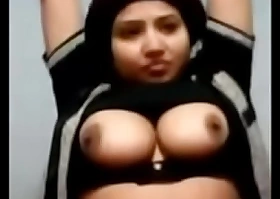 Indian Aunty identically big boobs overhead cam
