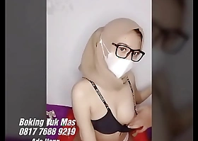 Bokep Indonesia xxx Mahasiswi Jilbab Glum Ngentot di Kos Kosan - free porn free porn ukhtinakal