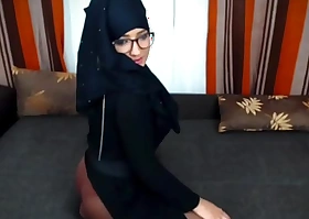 Muslimgirl - playing in the matter of her pussy