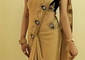 Hawt GIRL SAREE WEARING and Akin her Belly button and BACK