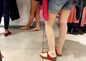 candid girls titillating feets toes