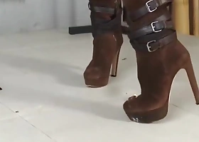 Jocelyn crushes roaches in her sexy boots!