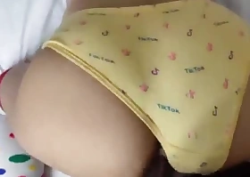 Mi Hijastra Inocente me Enseña sus Nuevas Pantaletas de Princesa que Rica y Delicioso Olor