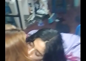 Las amigas se besan y las  pongo en cuatro