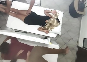 Flick Grabación Undiluted Como el Masajista Tiene Sexo con coldness Mujer al Lado de su Marido