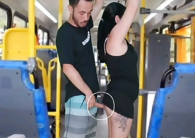 ABSURDO EM PUBLICO NO ÔNIBUS homem da esfrega o pau na morena ate gozar na sua bunda e vestido