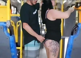 ABSURDO EM PUBLICO NO ÔNIBUS homem da esfrega o pau na morena ate gozar na sua bunda e vestido