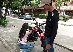 MI NUEVA AMIGA DE LA UNIVERSIDAD ME ESTABA AYUDANDO A ARREGLAR LA MOTO Y ME COBRO CON SEXO