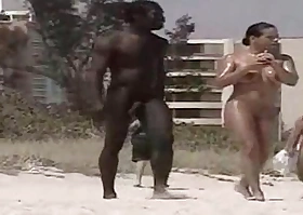 Black bull en playa nudista