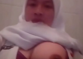 Jilbab SMA Di Kamar Mandi