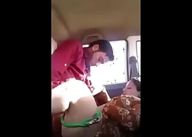 मुस्लिम चाची को कार में घूमने के बहाने चोद दिया